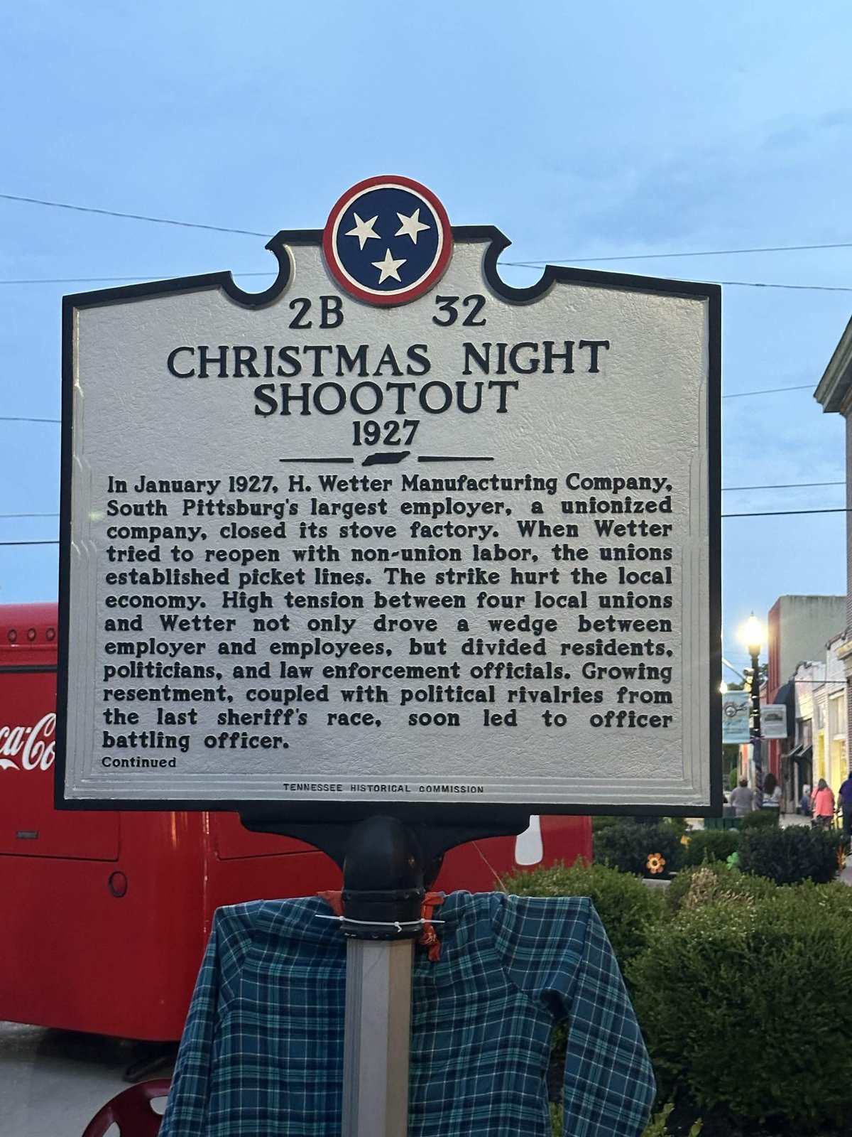 Tennessee Historical Commission marker for the 1927 Christmas Night Shootout, South Pittsburg