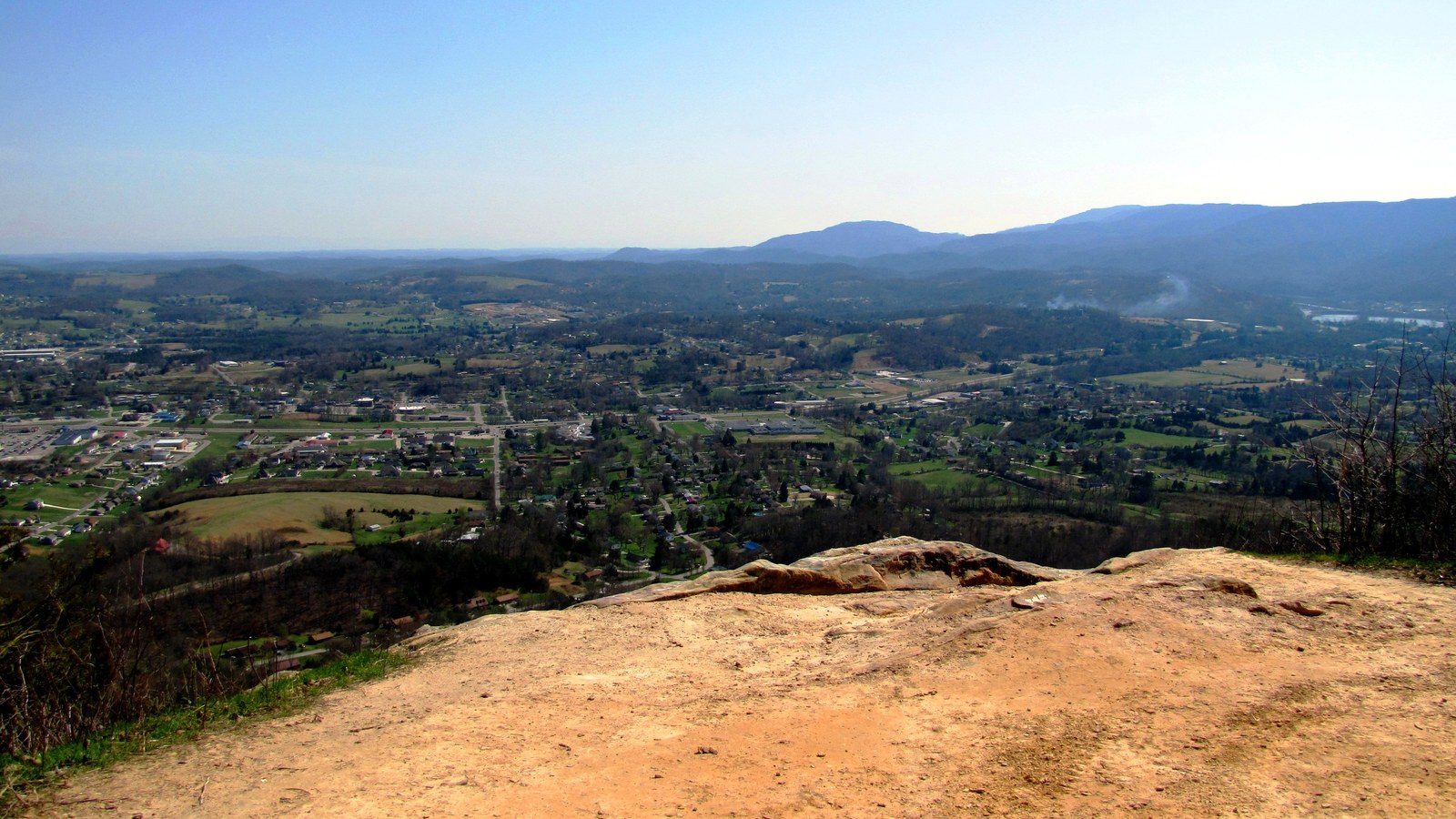 Cumberland Trail along the plateau escarpment
