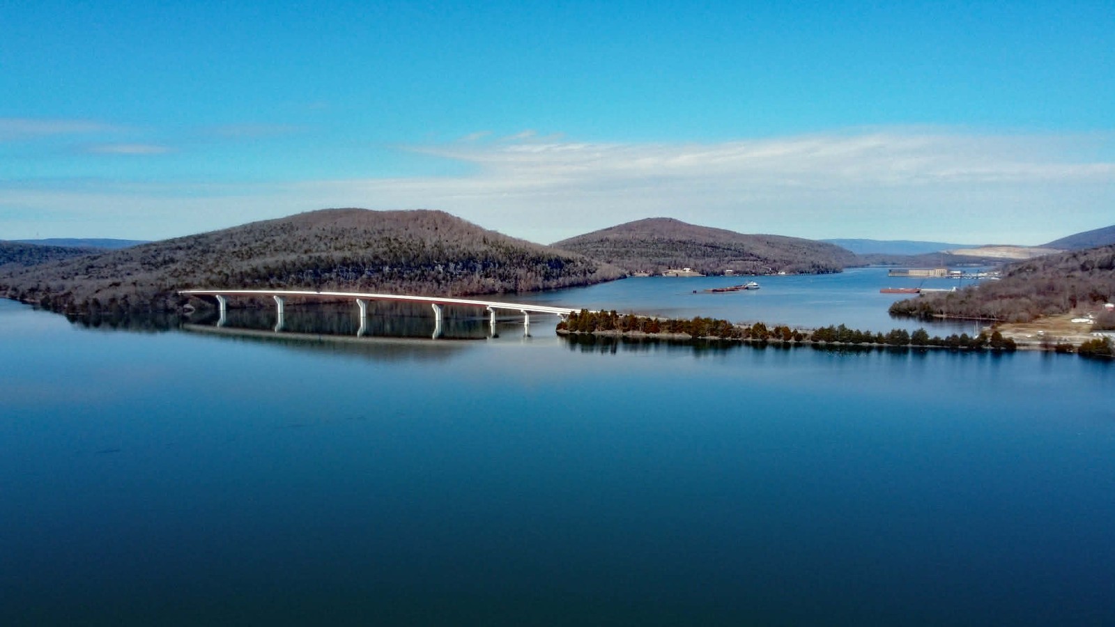 Aerial view of the Tennessee River and US-41 bridge